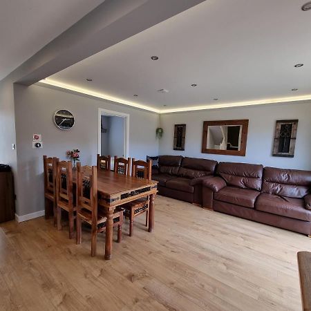 Crown Meadow - 4 Bedroom House - Heathrow - Excellentstays Colnbrook Экстерьер фото