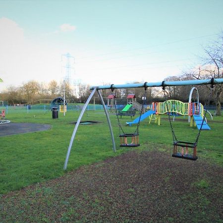 Crown Meadow - 4 Bedroom House - Heathrow - Excellentstays Colnbrook Экстерьер фото