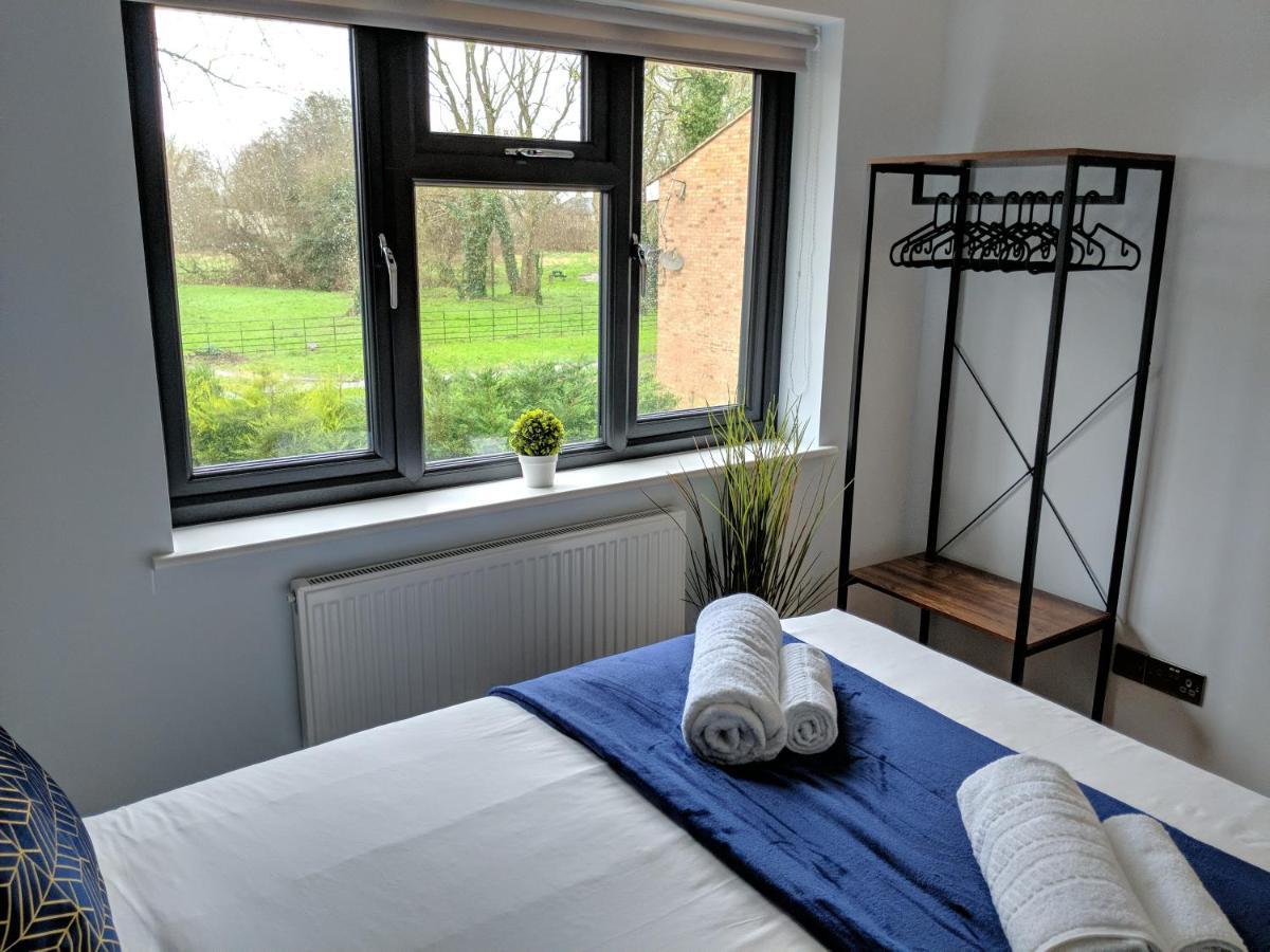 Crown Meadow - 4 Bedroom House - Heathrow - Excellentstays Colnbrook Экстерьер фото