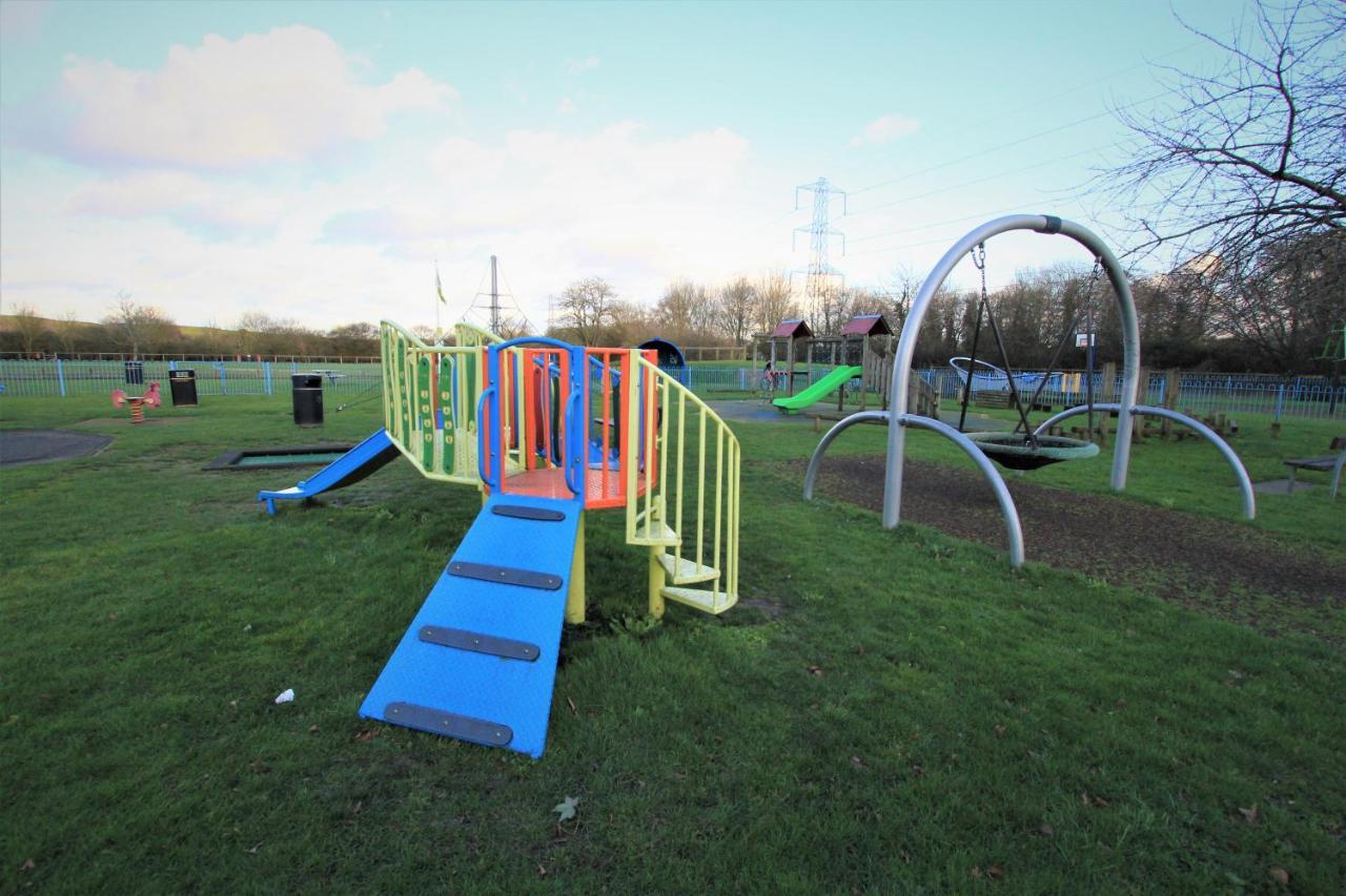Crown Meadow - 4 Bedroom House - Heathrow - Excellentstays Colnbrook Экстерьер фото