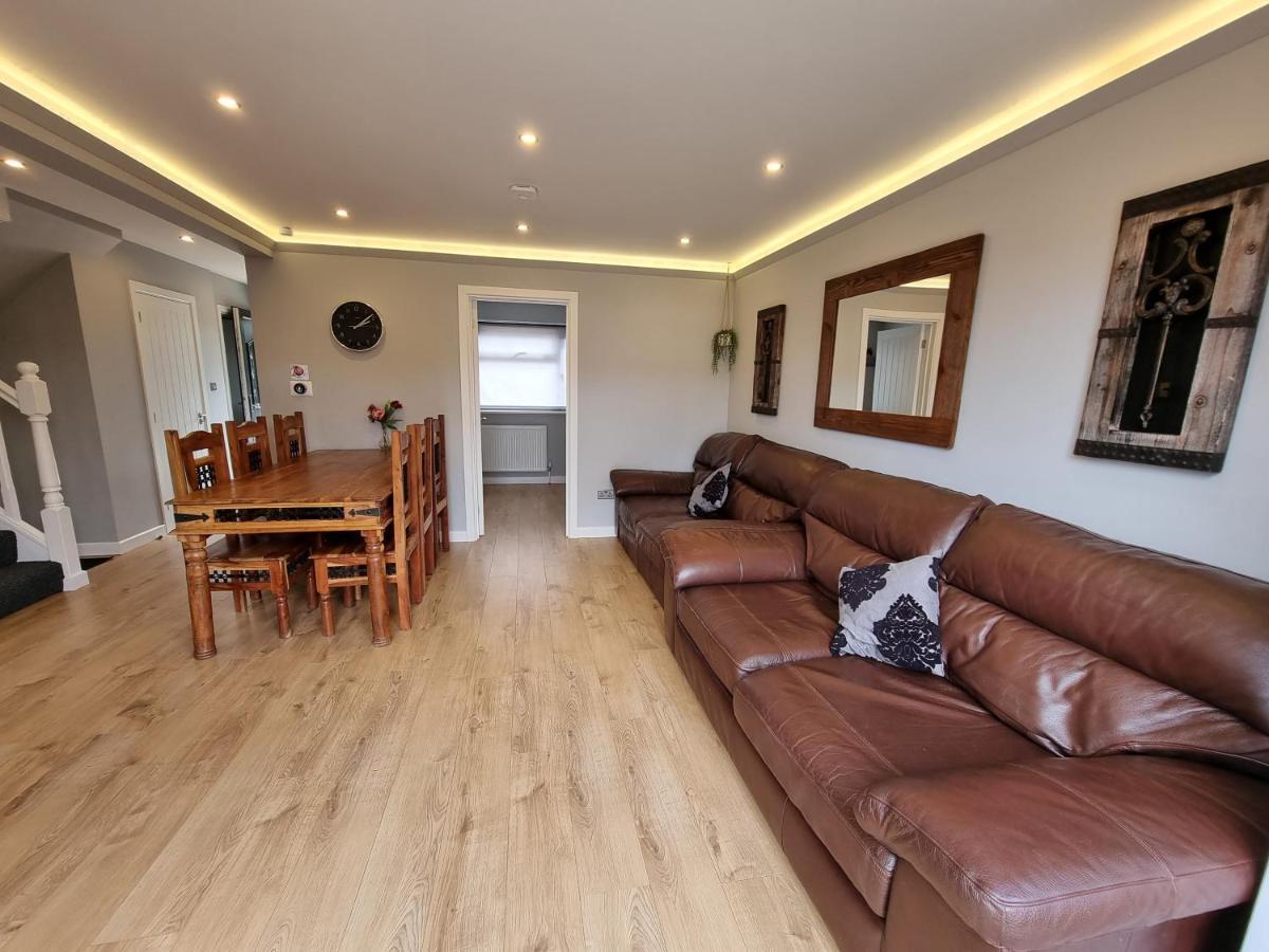 Crown Meadow - 4 Bedroom House - Heathrow - Excellentstays Colnbrook Экстерьер фото