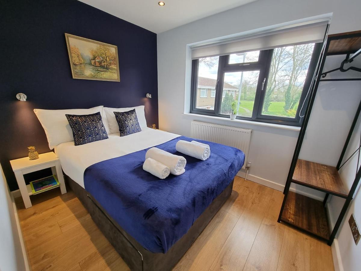 Crown Meadow - 4 Bedroom House - Heathrow - Excellentstays Colnbrook Экстерьер фото