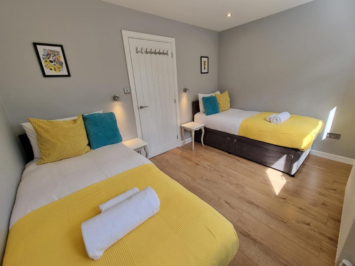Crown Meadow - 4 Bedroom House - Heathrow - Excellentstays Colnbrook Экстерьер фото