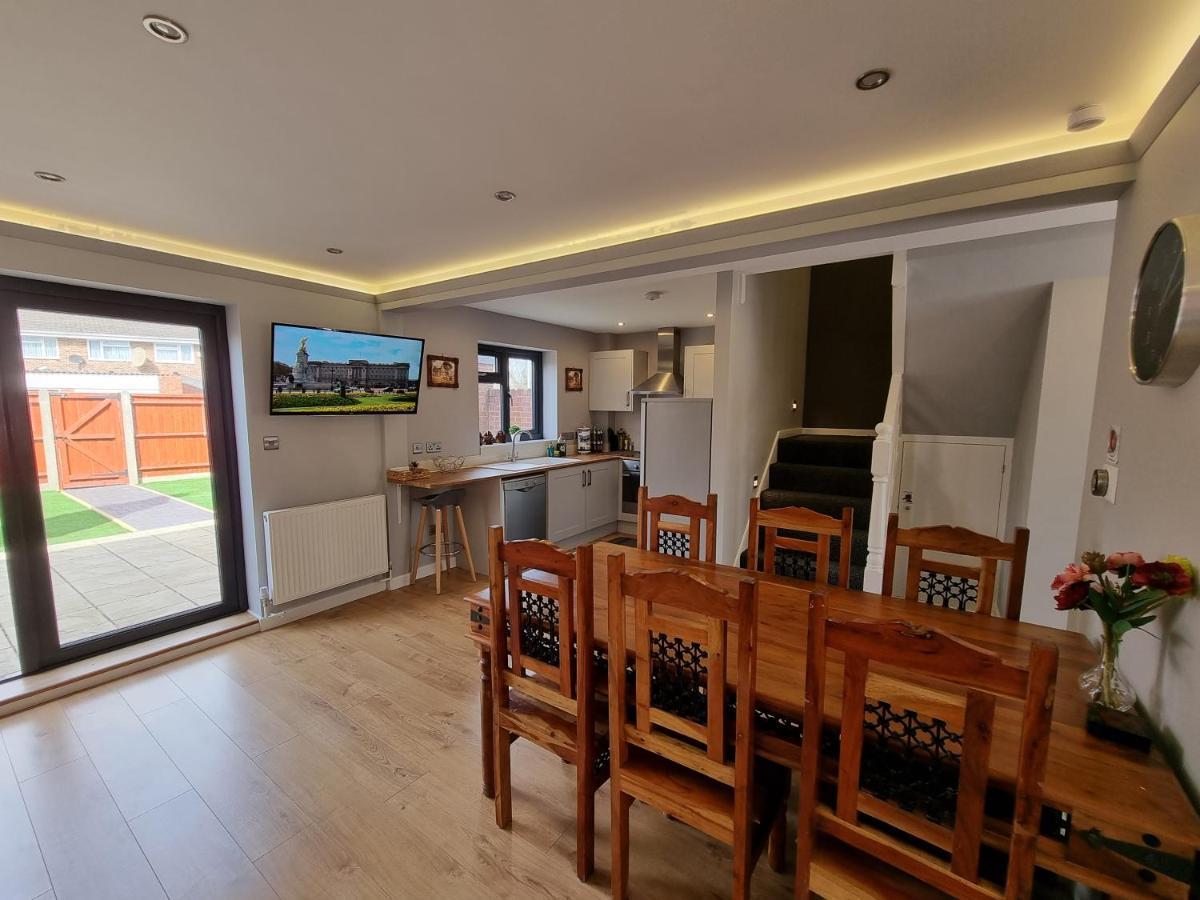 Crown Meadow - 4 Bedroom House - Heathrow - Excellentstays Colnbrook Экстерьер фото
