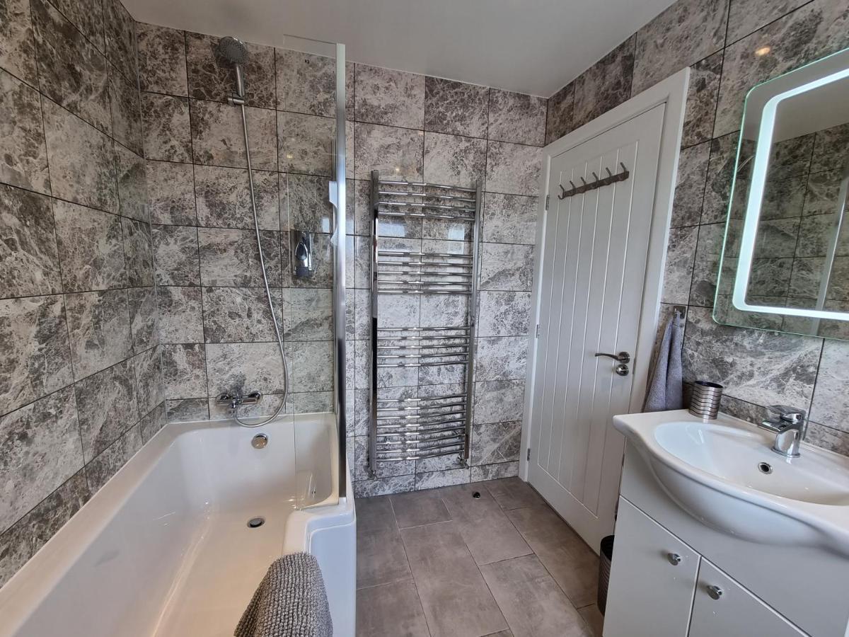 Crown Meadow - 4 Bedroom House - Heathrow - Excellentstays Colnbrook Экстерьер фото