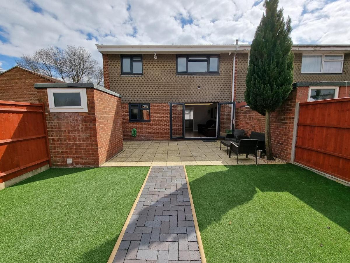 Crown Meadow - 4 Bedroom House - Heathrow - Excellentstays Colnbrook Экстерьер фото