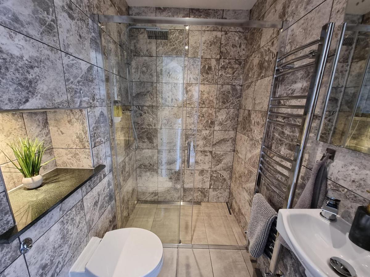 Crown Meadow - 4 Bedroom House - Heathrow - Excellentstays Colnbrook Экстерьер фото